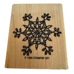 Sello de goma con copos de nieve de Stampin Up para crear elegantes tarjetas navideñas de invierno