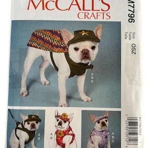 Puede incluir: Patrón de costura McCall's Crafts M7796 con un Bulldog Francés blanco que lleva varios conjuntos, incluyendo un sombrero y un arnés. El patrón incluye múltiples vistas y el texto "M7796" y "OSZ".