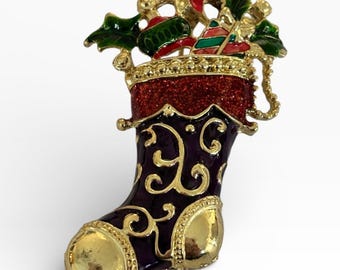 Broche navideño de Christopher Radko con forma de calcetín, tono dorado, esmalte morado, ideal para las fiestas.