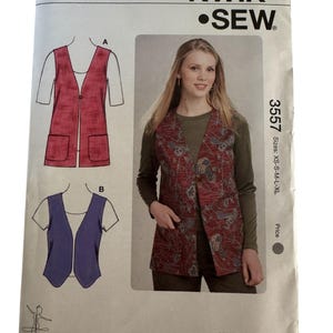 Może przedstawiać: Rustykalny drewniany znak z napisem "Welcome to our home" w białych literach. Znak ma postarzaną powierzchnię i prosty, zachęcający design, idealny do dekoracji wejścia.