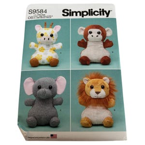 Puede incluir: Patrón de costura Simplicity S9584 para hacer cuatro peluches: una jirafa, un mono, un elefante y un león. El patrón es para una sola talla e incluye instrucciones para hacer cada peluche.
