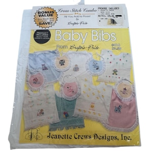 Peut inclure: Un kit de point de croix pour bavoirs de bébé. Le paquet contient plusieurs bavoirs avec divers motifs brodés, tels que des ours en peluche, des canards et d'autres graphiques sur le thème des bébés. Le kit est de Crafter's Pride.