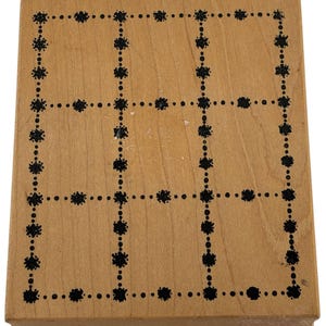 Pode incluir: Um tabuleiro de jogo quadrado de madeira clara com um padrão de grade. O tabuleiro tem uma rede de pontos pretos e formas de estrela que formam as linhas da grade. O design sugere um jogo de estratégia ou quebra-cabeça.
