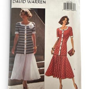 Op de afbeelding: Een vintage Butterick naaipatroon met ontwerpen van David Warren. De patroonhoes toont illustraties van twee jurken: een met een gestreepte top en witte rok, en een andere met een rode polkadot jurk. Het patroonnummer is 6636.