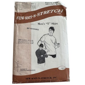 Può includere: Un modello di cucito vintage per una maglietta da uomo. Il modello è in una busta di carta marrone e beige con la scritta "SEW-KNIT-N-STRETCH" e un'illustrazione di un uomo che indossa la maglietta. La taglia del modello è S-M-L-XL.