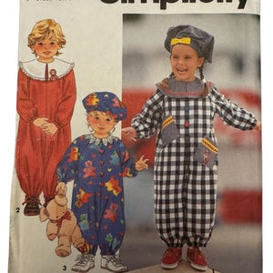 Patrón de costura Simplicity 7947 Mono para niño pequeño con gorro y mangas raglán Tallas 2, 3 y 4 UC