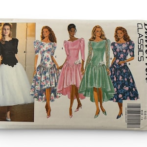 Peut inclure: Une enveloppe de patron de couture Butterick Classics vintage avec des illustrations de cinq robes de soirée différentes. Les robes comprennent une robe noire et blanche, une robe à imprimé floral, une robe rose, une robe verte et une robe florale bleue. Le numéro de modèle est 6536.