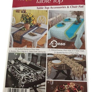 Op de afbeelding: Een Simplicity Home Decorating patroon voor tafelaccessoires en stoelkussens. De omslag toont afbeeldingen van verschillende tafelopstellingen, waaronder tafellopers, placemats en tafelkleden met verschillende ontwerpen en kleuren.