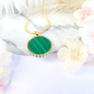 Malachite pendant necklace,green gemstone,18k gold,round pendant,vintage style,women jewellery,gift for her,mothers day gift, simple,unique