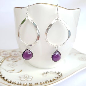 lila Amethyst Ohrringe, minimalistische Ohrringe, Amethyst Schmuck, Tropfen Ohrringe, Geschenk für sie, Sterling Silber Ohrring, Valentinstag