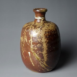 Living National Treasure Jun Isezaki (b. 1936) Bizen Tokkuri Sake Bottle Japanese Studio Pottery