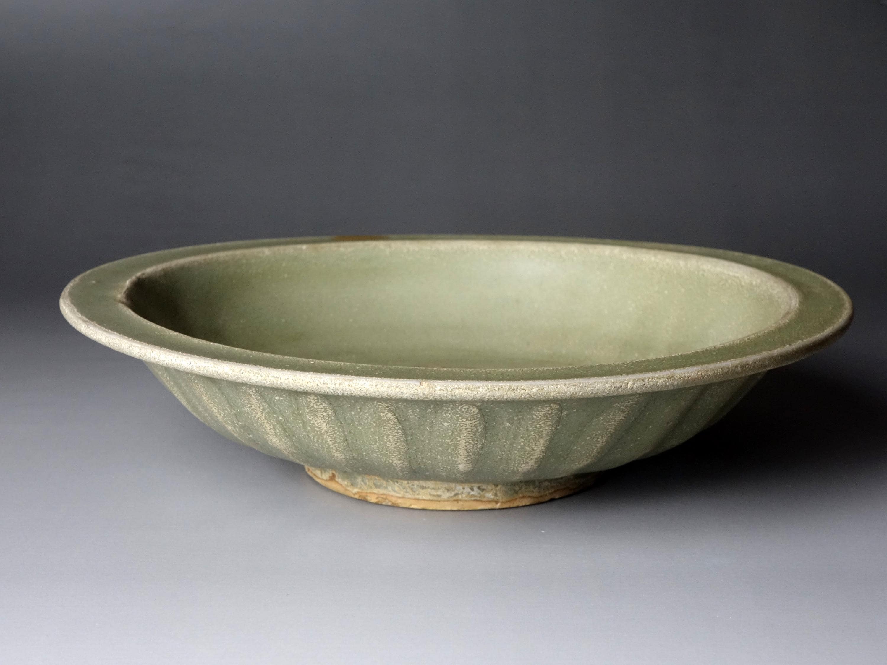 中国宋時代竜泉青磁お皿 銘品 龍泉窯青磁陽刻龍紋大皿・宋時代 古箱入 中国古玩