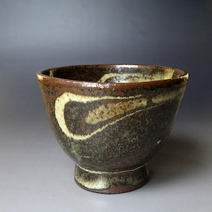 Ueda Tsuneji (1914-1987) Neriage Chawan con pie alto - Cerámica Mingei