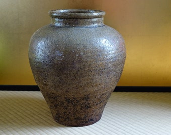 江戸時代の信楽焼壺 – 素朴な緑青が美しいアンティークの日本陶器。高