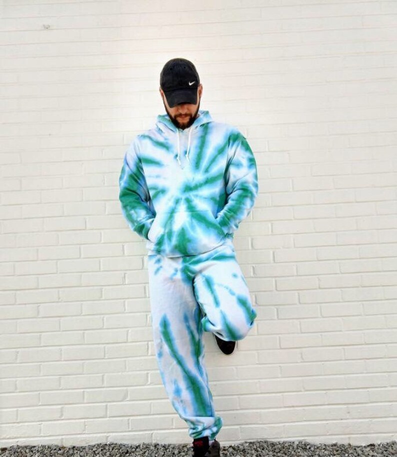 tie and dye sweatsuit