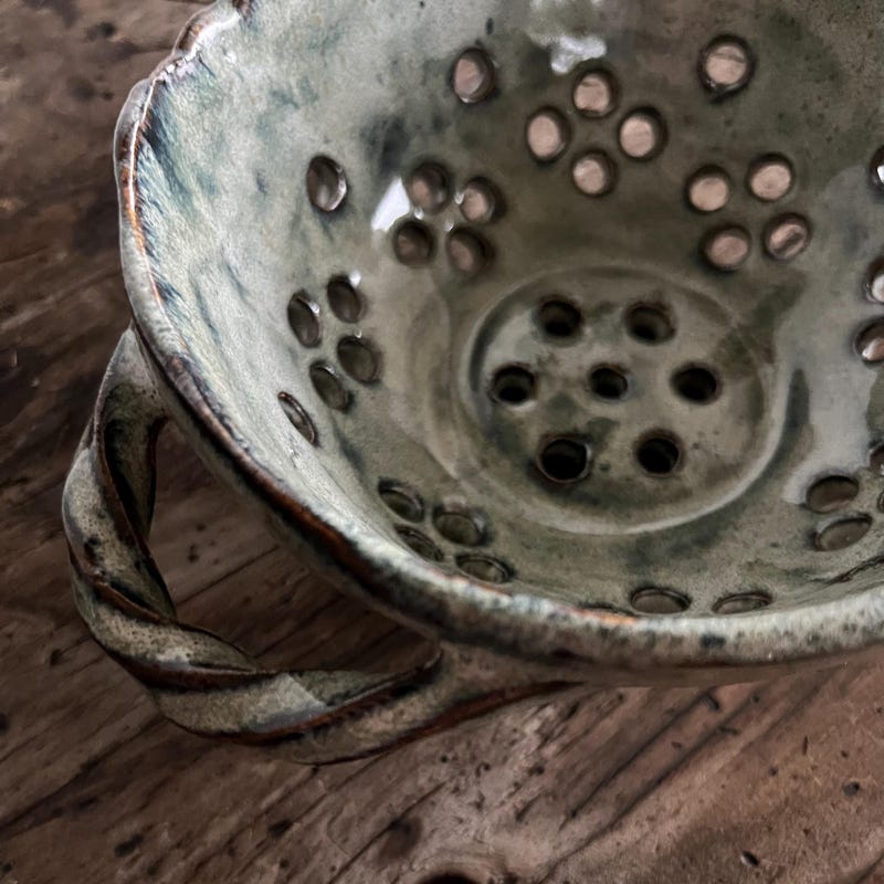 Stoneware Colander with Twisted Edge