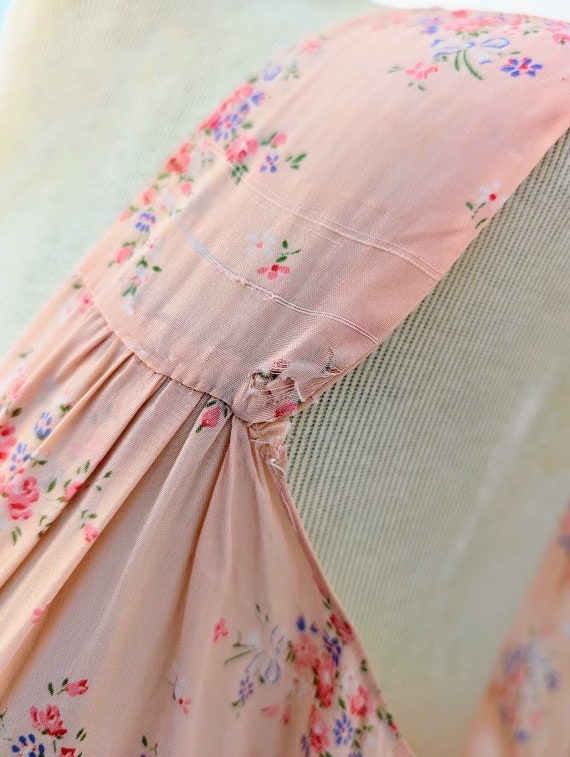 Vintage 30's-40's peach floral bias cut nightgown… - image 5