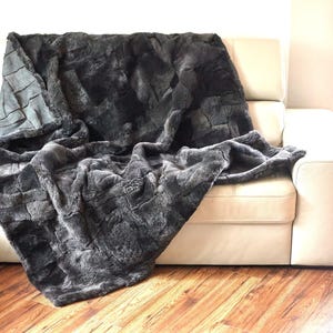 Alfombra de piel de oveja Toscana hecha a mano, 160/200 cm, gris