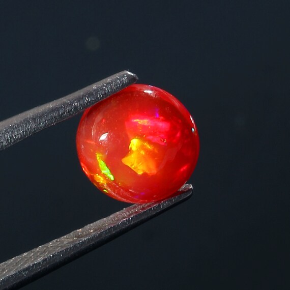 オレンジ色のエチオピア産オパール宝石: 0.90 カラット AAA カボション