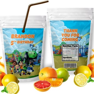 Op de afbeelding: Een kleurrijke sapdoos met een cartoonafbeelding van een bouwvoertuig en kinderen. De voorkant van de doos zegt "Brandon 5th Birthday". De achterkant van de doos zegt "Bedankt voor het komen" en heeft een voedingswaardetabel.