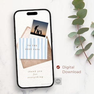 Peut inclure: Un &eacute;cran de smartphone affichant une carte de v&oelig;ux num&eacute;rique avec une enveloppe brune, une photo style polaro&iuml;d d'une silhouette de famille et une carte &agrave; rayures bleu clair avec le texte TO THE BEST PAPA et thank you for everything.