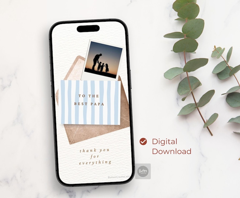 Peut inclure: Un &eacute;cran de smartphone affichant une carte de v&oelig;ux num&eacute;rique avec une enveloppe brune, une photo style polaro&iuml;d d'une silhouette de famille et une carte &agrave; rayures bleu clair avec le texte TO THE BEST PAPA et thank you for everything.