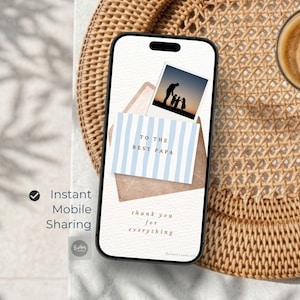 Peut inclure: Un &eacute;cran de smartphone affichant une carte de v&oelig;ux num&eacute;rique avec une enveloppe &agrave; rayures bleu clair et blanches, une photo polaro&iuml;d d'une silhouette de famille au coucher du soleil, et le texte TO THE BEST PAPA et thank you for everything.