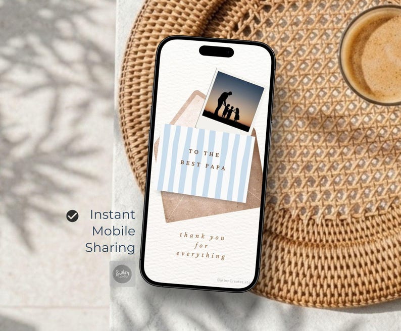 Peut inclure: Un &eacute;cran de smartphone affichant une carte de v&oelig;ux num&eacute;rique avec une enveloppe &agrave; rayures bleu clair et blanches, une photo polaro&iuml;d d'une silhouette de famille au coucher du soleil, et le texte TO THE BEST PAPA et thank you for everything.