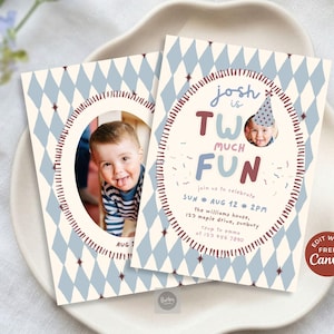 Peut inclure: Deux cartes d'invitation d'anniversaire avec un motif à losanges bleu clair et crème et des étoiles. Les cartes affichent le texte 'josh is TWO MUCH FUN', les détails de l'événement et des cadres photo circulaires avec un jeune enfant.