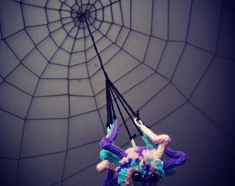 SKRÄDDARSYDD SPIDER bygg din egen söta Crawley Pom Pom stickad spindelplyschdekoration
