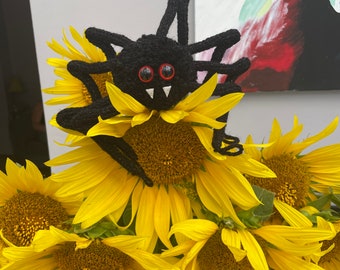 Incy Wincy Spider stickad plysch söt krypande glittrig svart med röda ögon och filthuggtänder pom pom-dekoration