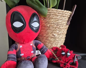 Stickad pompom med Dead Spidy Pool-motiv, söt och galen Deadpool-fanartdekoration