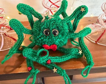 Stickad julgranspom-spindeldekoration, grön och guld med klockor och stjärna