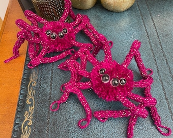 Hoppande spindel stickad plysch söt krypande glittrig fuchsia dekoration