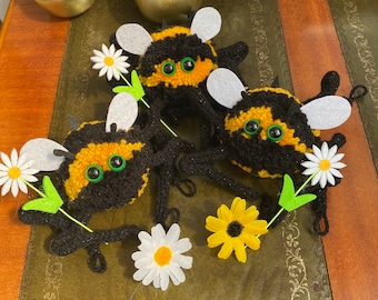 Humla stickad söt krypande pompom insektsdekoration fluffig plysch med prästkrage