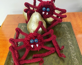 Mörkröd eller grön stickad spindelpompom plysch söt krypande med huggtänder