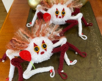 Pennywise 2017 Stickad Spindelpompom Plysch IT Clown Fan Art Söt Krypande med Klockor och Avtagbar Ballongdekoration