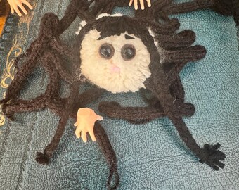 Wednesday Adams med Thing Fan Art Plyschspindel Stickad Pompom Söt Crawley Adams-familjen Netflix-dekoration