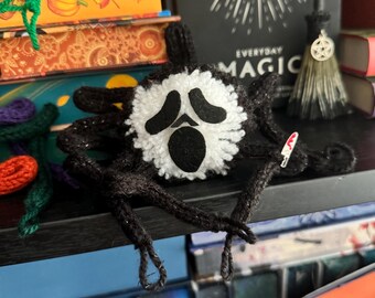 Spökskrik Grimreaper Läskigt ansikte Film Fan Art Stickad söt krypande spindel Pom Pom plysch med liten kniv