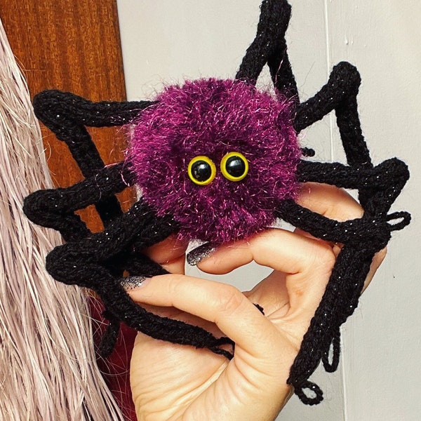 Lila Sparkle gestrickte Spinne Pom Pom Plüsch flauschige Wolle Halloween Dekoration Spielzeug