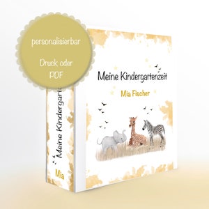 Könnte beinhalten: Ein personalisiertes Kindergarten-Scrapbook in Gelb und Weiß mit Aquarellhintergrund. Das Cover zeigt eine Giraffe, ein Zebra und einen Elefanten mit dem Text "Meine Kindergartenzeit" und "Mia Fischer".