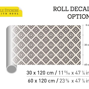 Könnte beinhalten: Rolle selbstklebender Fliesenaufkleber mit einem geometrischen Muster in Schwarz und Weiß. Die Rolle ist 30 cm x 120 cm oder 60 cm x 120 cm groß.
