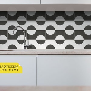 Puede incluir: Un protector contra salpicaduras de cocina con un patrón repetitivo de semicírculos negros y blancos. El diseño es geométrico y moderno. Se ve un grifo de acero inoxidable. El texto "TILE STICKERS WITH SOUL" está en un rectángulo amarillo.