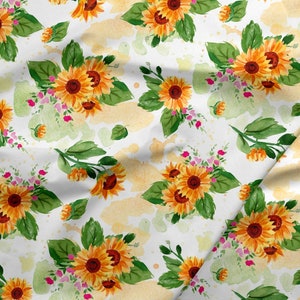 Può includere: Tessuto bianco con un motivo acquerello ripetuto di girasoli, foglie verdi e piccoli fiori rosa. I girasoli hanno petali gialli e centri marrone scuro. Il design include macchie di acquerello gialle e verdi.