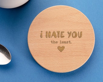 Sous-verre en bois gravé - « I Hate You The Least » Cadeau d’anniversaire unique pour hommes femmes - Drôle de cadeau de Saint-Valentin pour lui