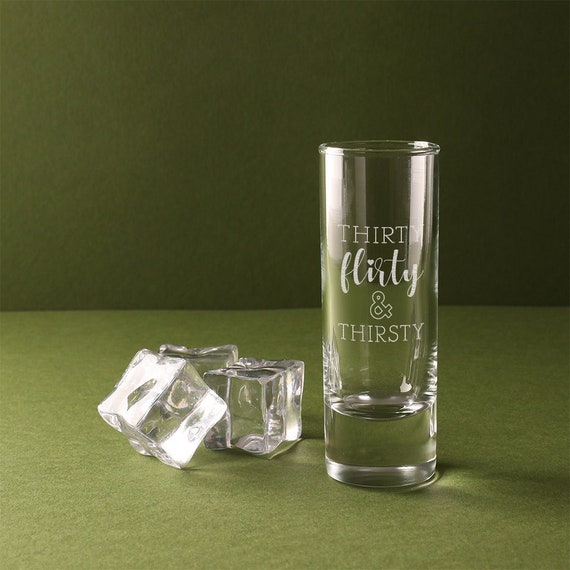 Bicchiere da shot con incisione Thirty, Flirty and Thirsty - Divertente regalo per il 30° compleanno per donne uomini amici - Shooter Glass - Italia