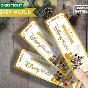 K&ouml;nnte beinhalten: Drei goldfarbene druckbare Disney World-Tickets mit dem Text "IS GOING TO DISNEY WORLD" und "ADMIT ONE".