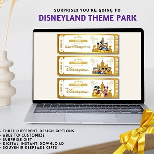 K&ouml;nnte beinhalten: Ein digitaler druckbarer Ticketentwurf f&uuml;r einen Ausflug in den Disneyland-Themenpark. Das Ticket ist golden mit wei&szlig;em Text und zeigt ein Cartoon-Bild von Mickey Mouse und seinen Freunden. Der Text auf dem Ticket lautet "Name is going to Disneyland."