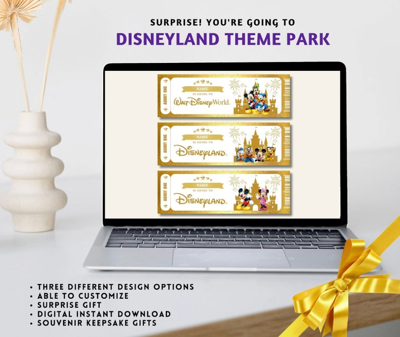 K&ouml;nnte beinhalten: Ein digitaler druckbarer Ticketentwurf f&uuml;r einen Ausflug in den Disneyland-Themenpark. Das Ticket ist golden mit wei&szlig;em Text und zeigt ein Cartoon-Bild von Mickey Mouse und seinen Freunden. Der Text auf dem Ticket lautet "Name is going to Disneyland."
