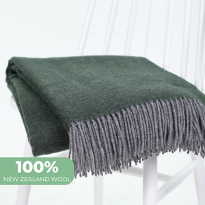Dunkelgrüne und graue Kuscheldecke aus neuseeländischer Lammwolle | Einzugsgeschenk | Große, waldgrüne Sofadecke | Decke | Überwurf | Manta